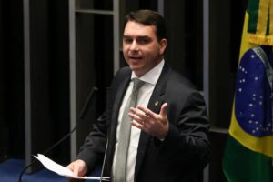 Flávio diz rejeitar nova reforma da Previdência e promete manter valorização do salário mínimo