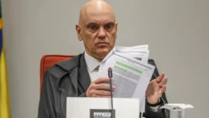 Moraes diz que arma de Bolsonaro pode ser falta grave e levar a revogação de prisão domiciliar
