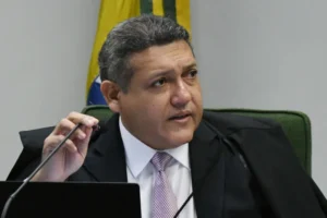 Kassio manda tirar do ar pesquisa que mostrou recuo de Flávio Bolsonaro