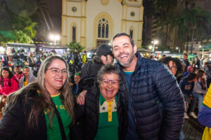 Frio não desanima público e Copa no Centro atrai torcedores para transmissão do jogo Brasil