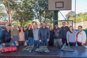 Solidariedade que aquece: Fundo Social entrega agasalhos para famílias do Morada das Vinhas