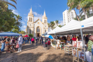 Feira de Artes Plásticas e Antiguidades atrai público e valoriza artistas locais no Centro