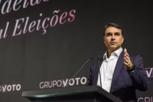 Em evento com empresárias, Flávio Bolsonaro diz que Lula parece ‘chefe do PCC’