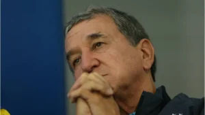 Parreira tem inflamação pulmonar e respira com ajuda de aparelhos, diz hospital