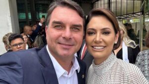 Flávio Bolsonaro nega humilhação, pede desculpas e diz não ser correspondido por Michelle