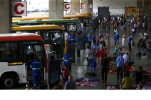 Serviços públicos já estimam impacto do fim da escala 6×1, e tarifa de ônibus pode subir