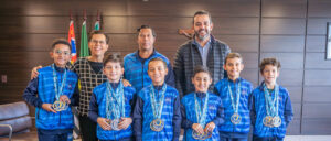 Atletas de ginástica de trampolim do Time Jundiaí recebem homenagem após conquista de nove medalhas no Campeonato Brasileiro