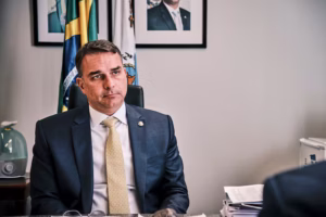 Flávio Bolsonaro tenta ampliar tempo de propaganda eleitoral com apoio do Republicanos