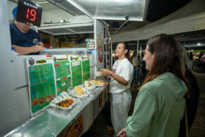 Capacitação orienta ambulantes sobre boas práticas na manipulação de alimentos