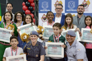 Formatura do Proerd reforça mensagem contra drogas e violência, premia alunos de destaque e homenageia professoras