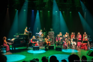 Big band formada só por mulheres com participação especial de Mônica Salmaso e a moçambicana Lenna Bahule abrem o mês no Sesc Jundiaí