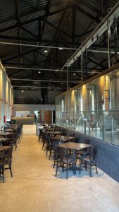 Dia Mundial do Rock: cervejaria artesanal inaugura bar com fábrica aberta à visitação