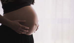 Estudo revela aumento do risco de violência psicológica contra gestantes e mães no Brasil