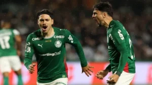 Palmeiras bate o Coritiba fora de casa, amplia sequência invicta e segue firme na liderança