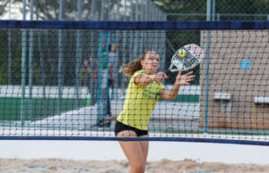 Inscrições para aulas gratuitas de beach tennis no Mundo das Crianças começam no domingo (02)