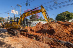 Prefeitura realiza obra emergencial em galeria pluvial na Avenida Benedito Chrispim, na região do Jardim Santa Gertrudes