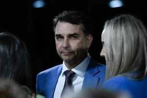 Fogo amigo e uma crise atrás da outra desgastam pré-campanha de Flávio Bolsonaro