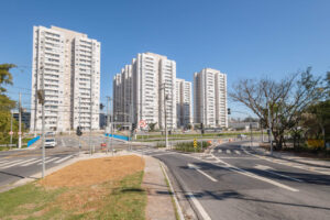 Intervenção viária aumenta a segurança de pedestres e reduz em até 40% o tempo de viagem dos ônibus na Rua Ângelo Corradini, na Vila Nambi