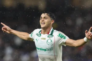 Palmeiras aproveita dois expulsos e goleia o Vitória por 4 a 0, em Salvador