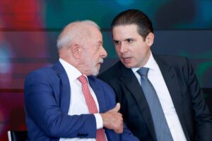 Hugo Motta declara apoio a Lula após Republicanos rejeitar aliança com Flávio Bolsonaro