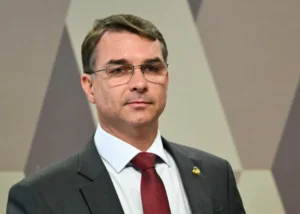 TSE retoma filiação de Flávio Bolsonaro ao PL após registro no Missão