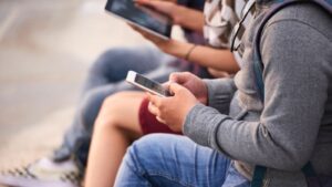 Metade dos adolescentes brasileiros passa mais tempo online do que gostaria, aponta pesquisa