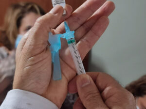 Vacina experimental contra HIV avança ao estimular defesa contra partes estáveis do vírus