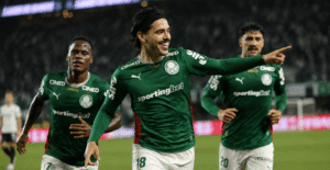 Palmeiras goleia Vasco, dispara na liderança e abre seis pontos de vantagem
