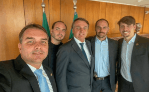 Bolsonaro pede a Moraes autorização para receber filhos no Dia dos Pais