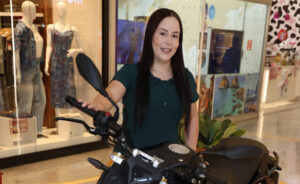 Campanha de Pais do Maxi Shopping acelera emoção e entrega moto BMW a cliente de Jundiaí