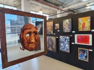 Último mês da exposição ‘Convite para o Chá das Cinco’ reúne arte, fantasia e oficinas gratuitas na Biblioteca Municipal