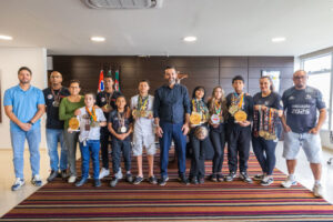 Integrantes de projeto social de jiu-jítsu conhecem ações que fortalecem o esporte em Jundiaí