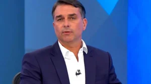 Flávio Bolsonaro diz que Lula aumenta Bolsa Família por desespero às vésperas da eleição