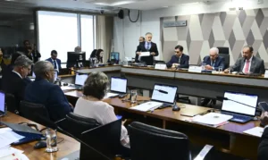 CCJ do Senado aprova proposta que reduz jornada e prevê fim da escala 6×1