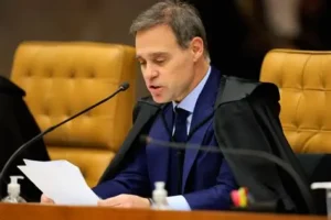 Mendonça retira sigilo de investigações sobre “Dark Horse”, Flávio Bolsonaro, Wagner e Ciro