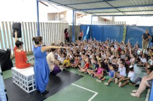 Contação de histórias ‘A menina que queria ser bruxa’ contempla alunos da Região Norte e incentiva leitura
