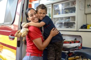 Garoto realiza sonho de conhecer o Corpo de Bombeiros, em Várzea Paulista