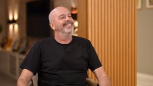 Alex Escobar inicia retorno gradual à Globo após diagnóstico de miastenia gravis