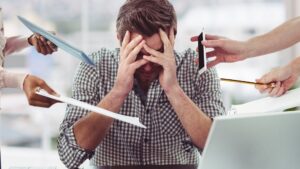 Saúde mental no trabalho entra no foco das empresas com novas exigências de prevenção