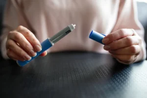 Anvisa alerta sobre riscos de canetas emagrecedoras preparadas em casa