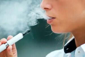 Jovens são os que mais fumam no Brasil, e avanço dos vapes preocupa especialistas