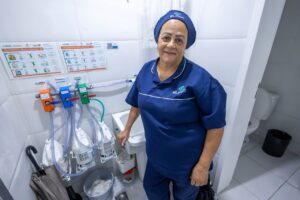 Após intervenção da Prefeitura, profissionais da limpeza da Saúde têm melhores condições de trabalho