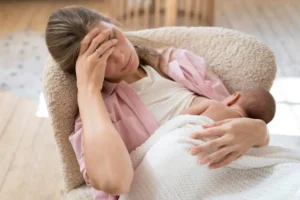 Entre a cobrança e a culpa: como a idealização da maternidade pode esconder a depressão pós-parto