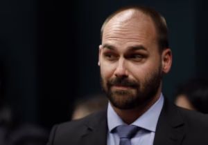 Eduardo Bolsonaro minimiza caso Master ao comparar escândalo com condenações do 8 de Janeiro