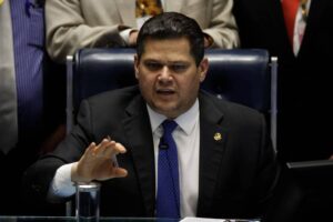 Oposição tenta adiar PEC do fim da 6×1, mas Alcolumbre confirma votação antes do 2º turno