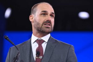 Eduardo Bolsonaro sugere que Flávio Bolsonaro sai do Brasil após a derrota