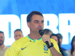 Flávio Bolsonaro confirma presença em debates no segundo turno após Lula sinalizar participação