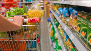 Preços dos alimentos sobem com influência do clima após três meses de queda; tomate dispara quase 38%