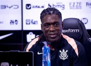 Seedorf é registrado no BID e poderá comandar o Corinthians contra o Vasco