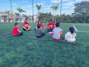 Futebol e inglês: programa infantil aposta no brincar para estimular a aprendizagem em Sorocaba
